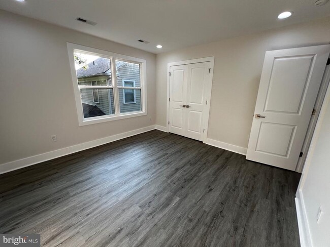 Building Photo - 920 Brompton St