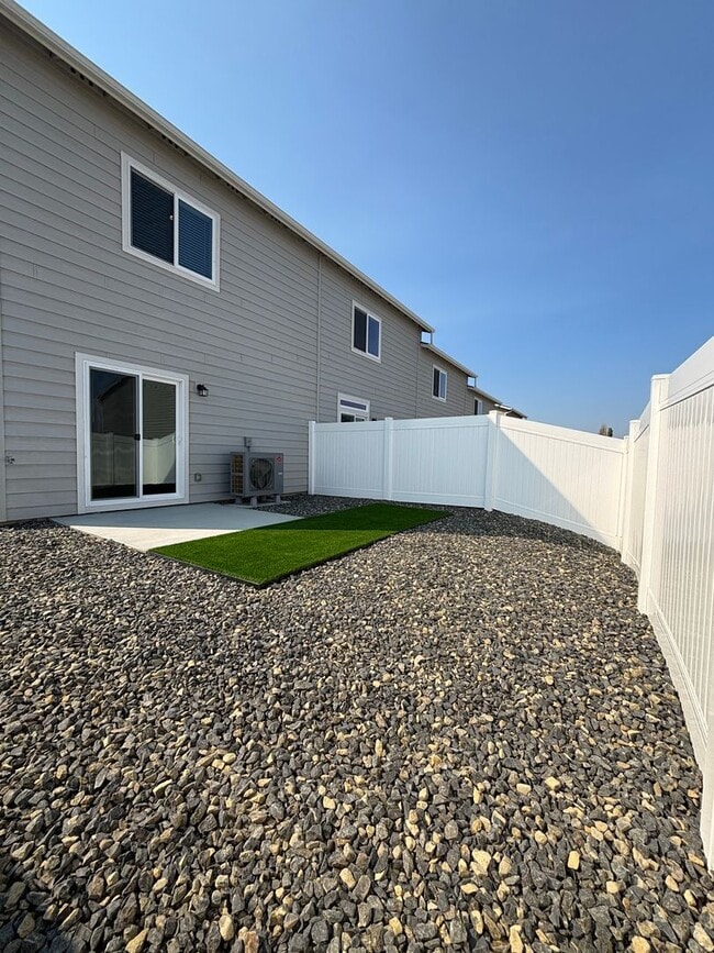 Building Photo - Brand New Corner Townhome!