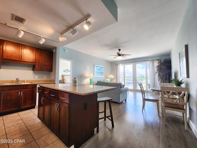 Building Photo - 9902 S Thomas Dr