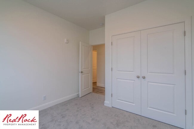 Building Photo - Spacious 3 Bedroom Unit in Desert Color With Pool & Lagoon Access