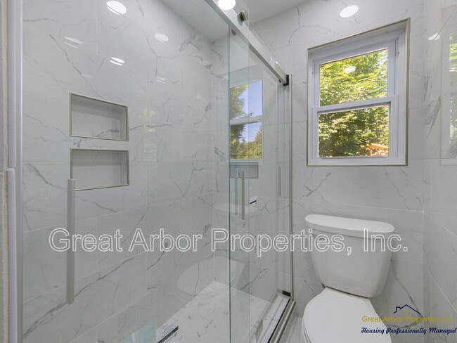 Building Photo - 3624 Maple Dr