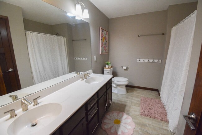 Building Photo - Spacious 5BR in NW Rochester w/ Fenced Yard!