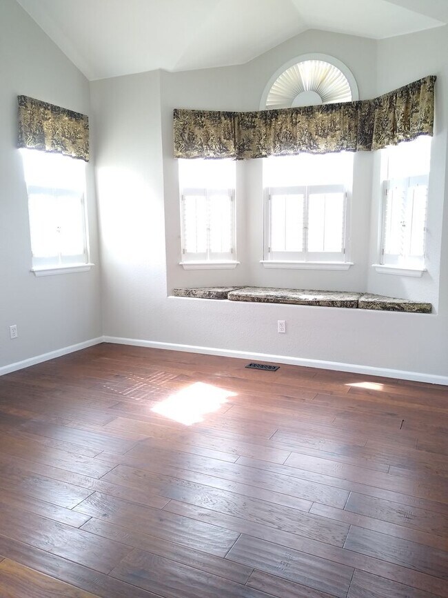 Building Photo - Stunning Highlands Ranch Townhome