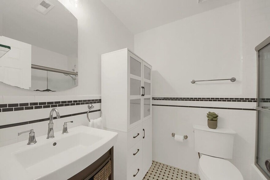 Building Photo - 501 Barrington Hills Dr