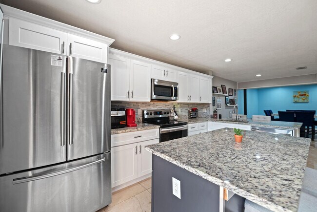 Building Photo - 6187 Laurel Ln