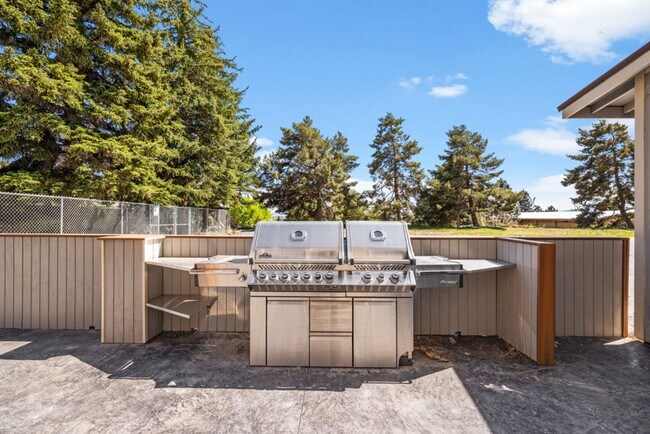 Building Photo - 1 bed 1 bath end unit apartment on the 3rd floor