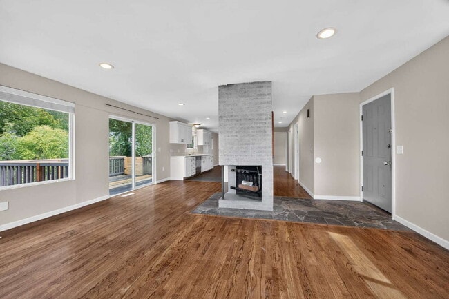 Building Photo - Top floor Duplex in Kent.  4 beds 2 bath with Very large fenced yard and 2 car garage. RENT $3050...