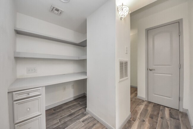 Building Photo - 840 Threadneedle St