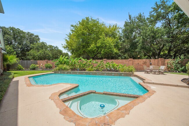 Building Photo - 1303 Red Oak Ct