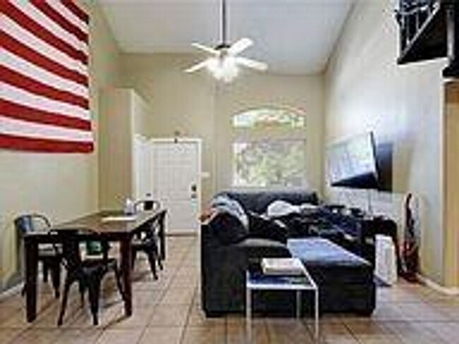 Building Photo - West Campus Condo Under $1000/Bedroom Walk...