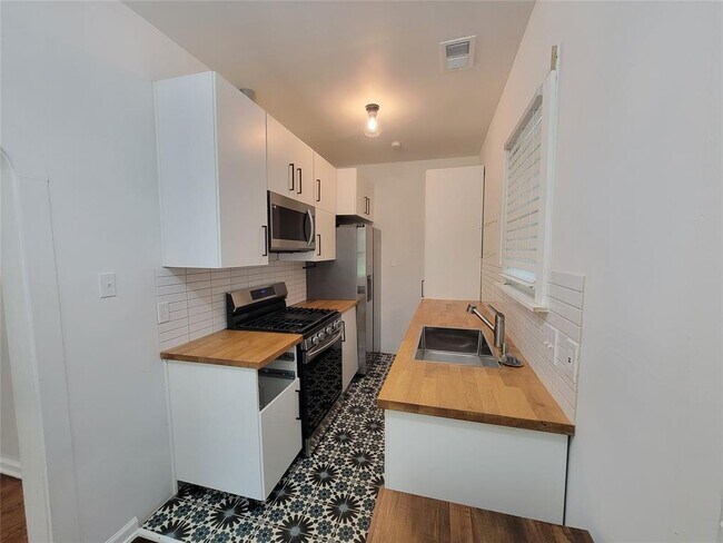 Building Photo - 306 W 42nd St