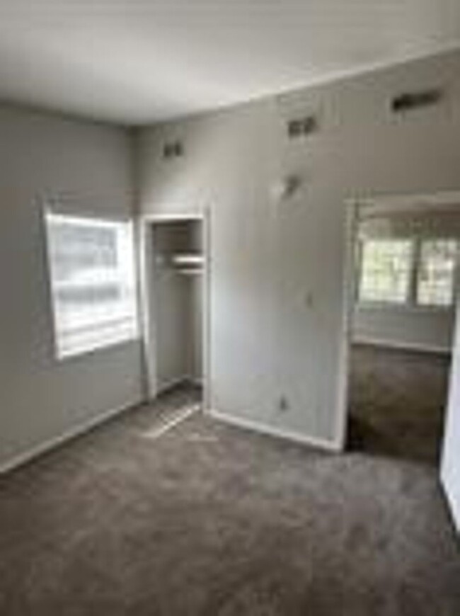 Building Photo - 1831 Parkdale Dr