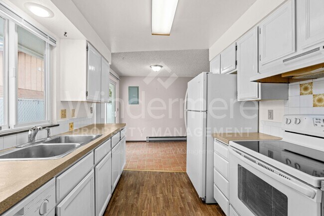 Building Photo - 3142 E 31st Ave