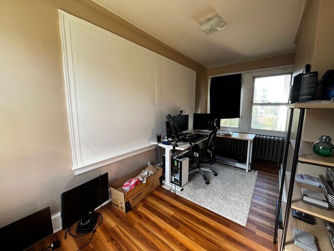 Building Photo - 1st Floor Apartment in Ideal West Hartford...