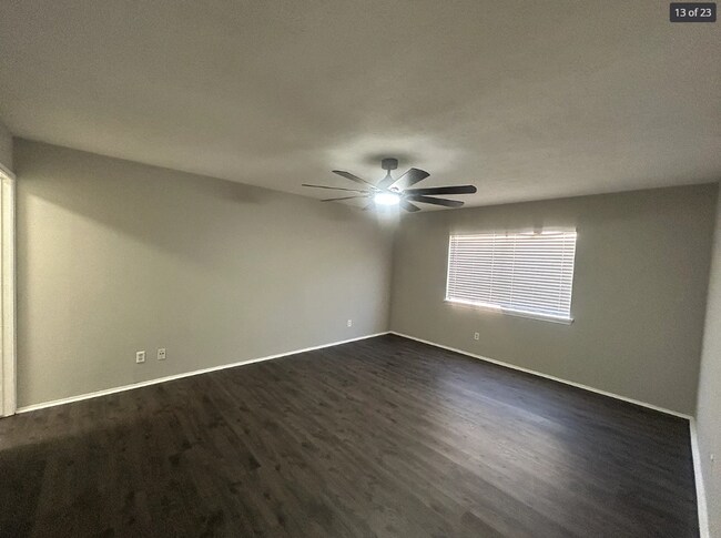 Building Photo - 2801 Meadowview Dr