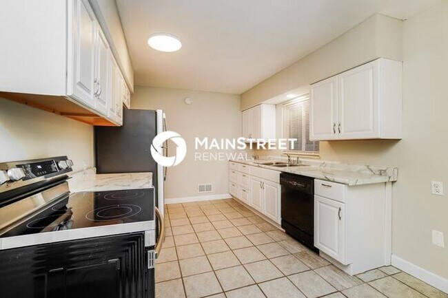 Building Photo - 3 Bedroom Pet-Friendly Home in COLUMBUS, OH with Main Street Renewal