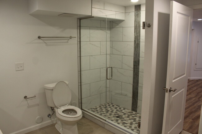 Master Bath - walk in shower - 2712 S Cole Ct