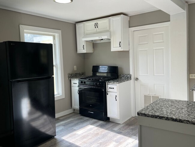 Building Photo - 3 Bed 1 Bath Home