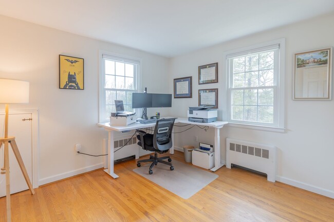 Building Photo - Bright and Beautiful 4 Bedroom Colonial