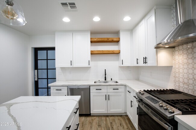 Building Photo - 4427 E Turney Ave
