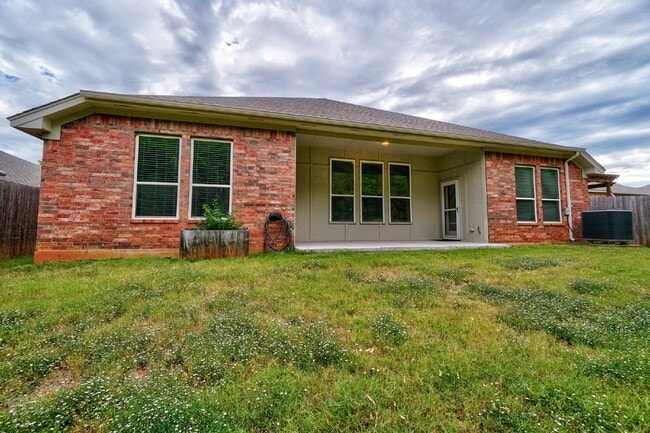 Building Photo - 3900 Sierra Vista Way