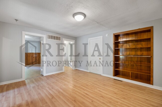 Building Photo - 415 E Vine St
