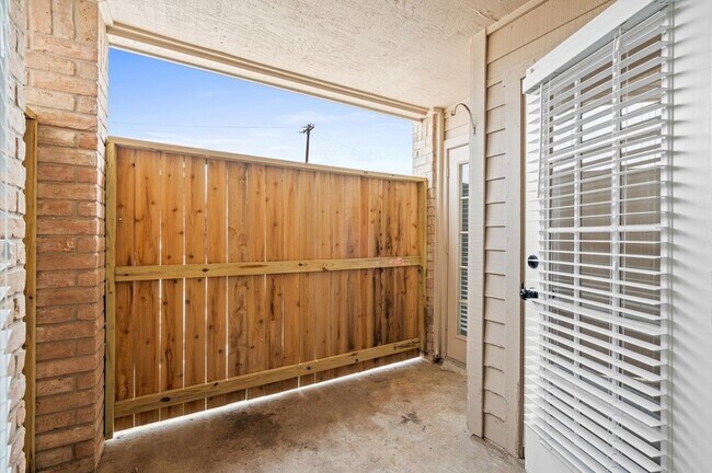 Building Photo - 14600 Fonmeadow Dr