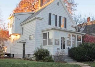 Building Photo - 3 bedroom house in Moline