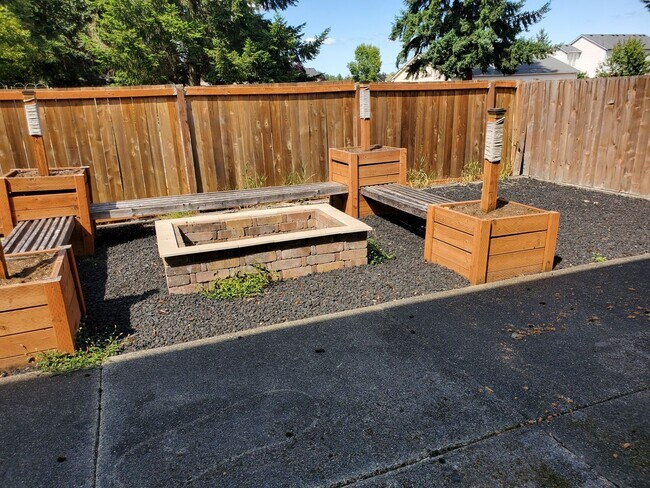 Building Photo - 5 Bed /3 Bath Home in Spanaway