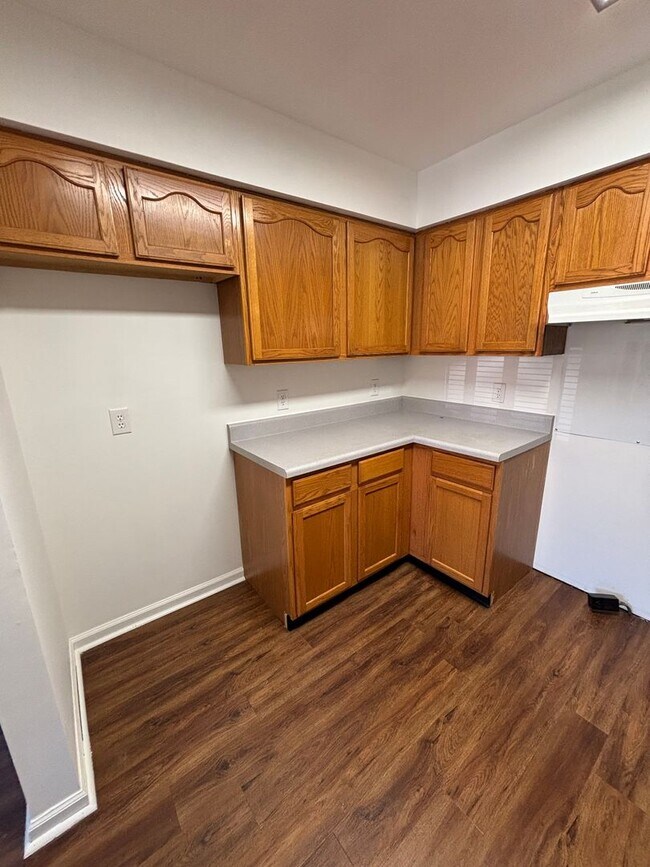 Building Photo - Freshly Renovated Cottage!