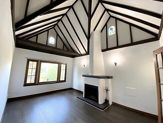 Building Photo - 920 N Hoover St