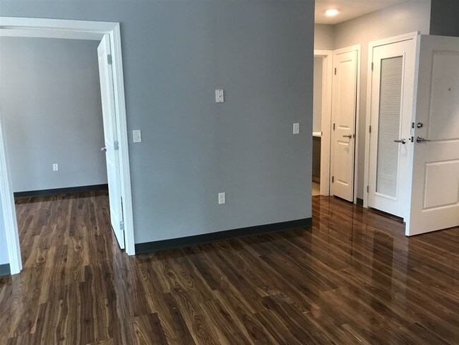 Building Photo - 15 E Ridge Dr