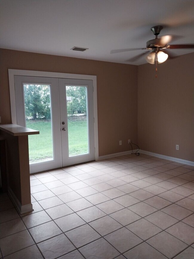 Building Photo - Cute townhome with 3 bd / 2.5 Bath