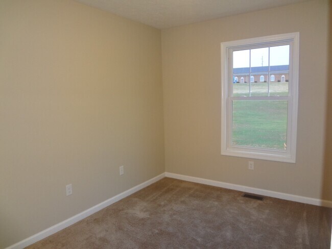 Building Photo - Excellent Townhouse in Ideal Location