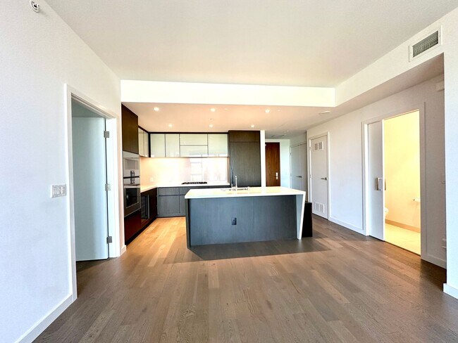 Building Photo - 1Bd/1.5Ba Bellevue Condo