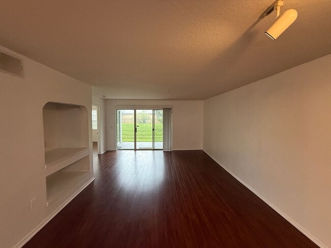 Building Photo - 13941 Fairway Island Dr
