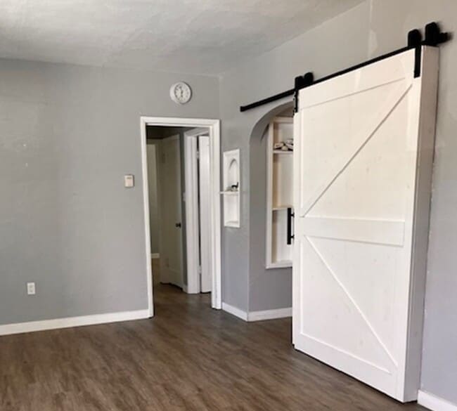 Building Photo - 3 bedroom, 1 bath Single Family Home