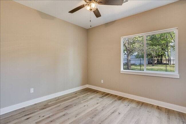 Building Photo - Skyway-Maxine Plan