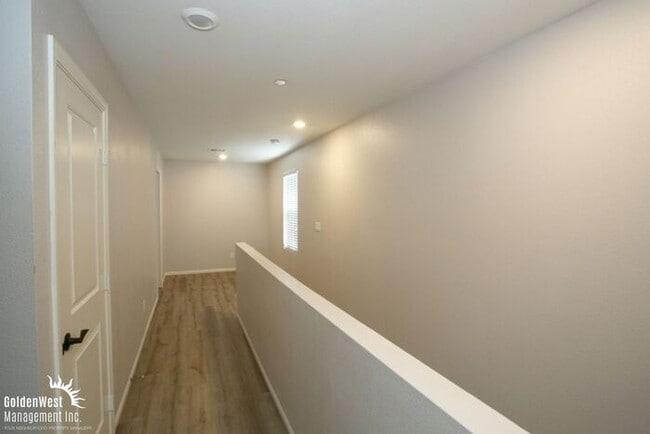 Building Photo - Bright & Stylish 3Bdm 2.5Ba Home in Henderson