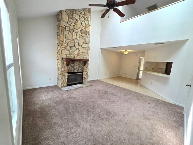 Building Photo - Awesome 3 Bed / 2 Bath Townhome with Open ...