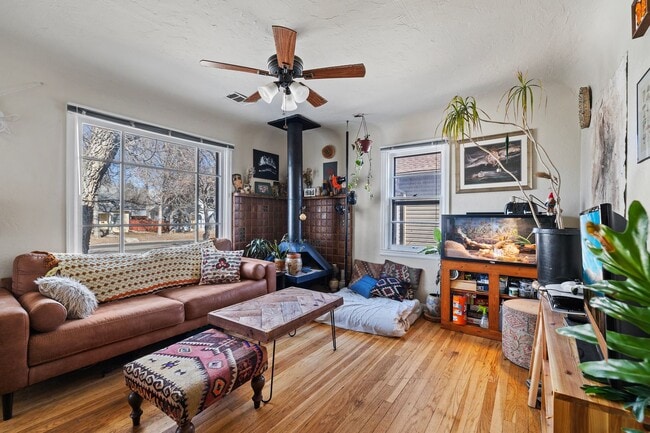 Building Photo - Excellent Main Floor Duplex Unit in Heart ...