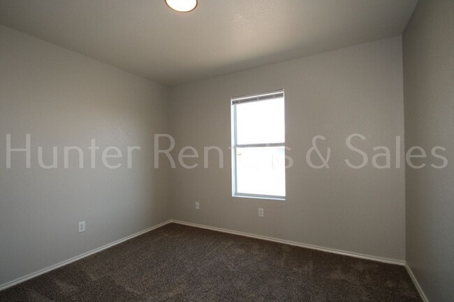 Building Photo - Spacious!