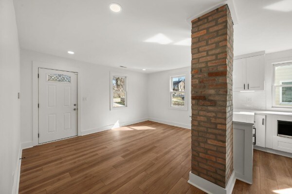 Building Photo - 910 Apex St