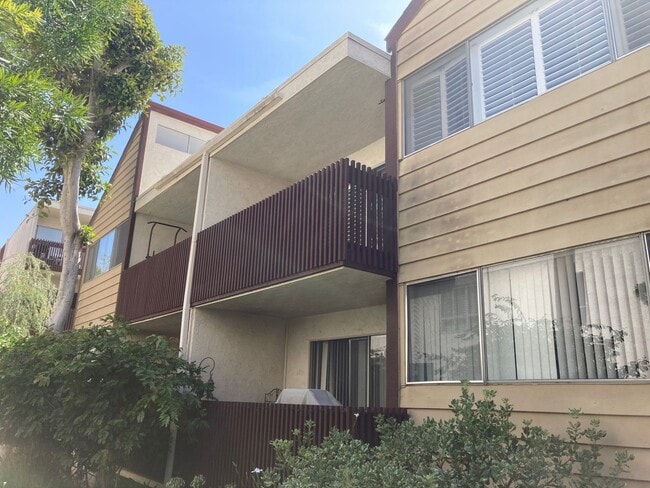 Building Photo - Updated two bedroom two bath in Fox Hills ...