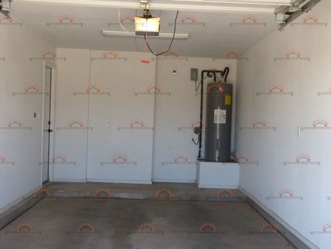 Building Photo - Spacious 2 Bedroom 2.5 Bath Duplex