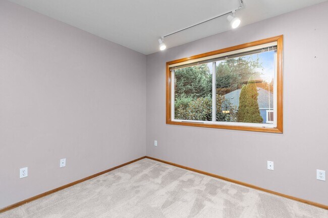 Building Photo - Spacious 4 bed/2.5 bath in Kirkland