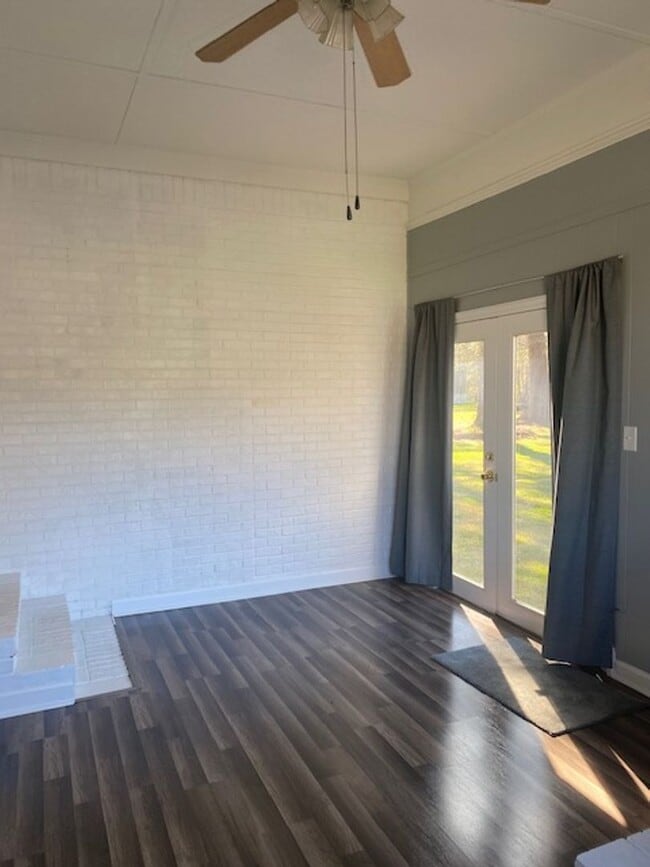 Building Photo - 3 bed 2 bath Brick Ranch