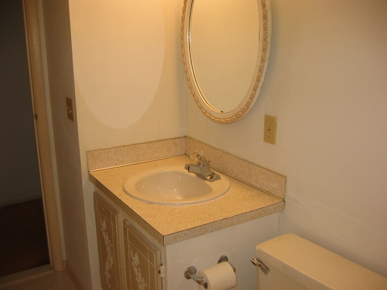 Full bathroom - 8258 Larkspur Dr