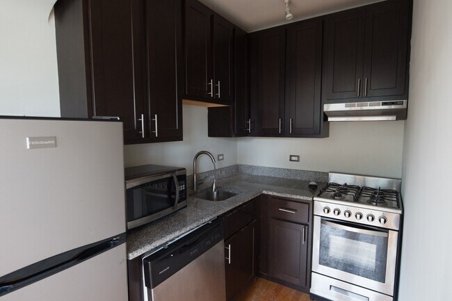 Building Photo - 4742 N Hermitage Ave