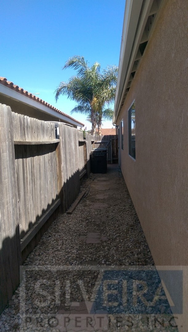 Building Photo - Captivating 3 bed 2 bath home in Santa Maria.